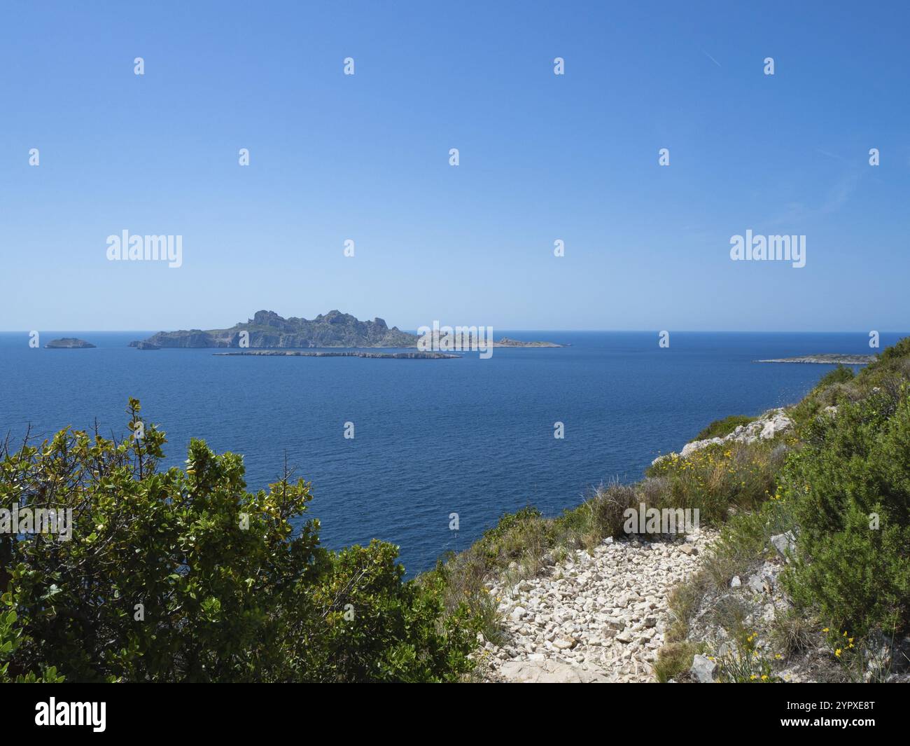 Le parc national des Calanques offre de magnifiques sentiers de randonnée le long de falaises surplombant la mer Méditerranée Banque D'Images