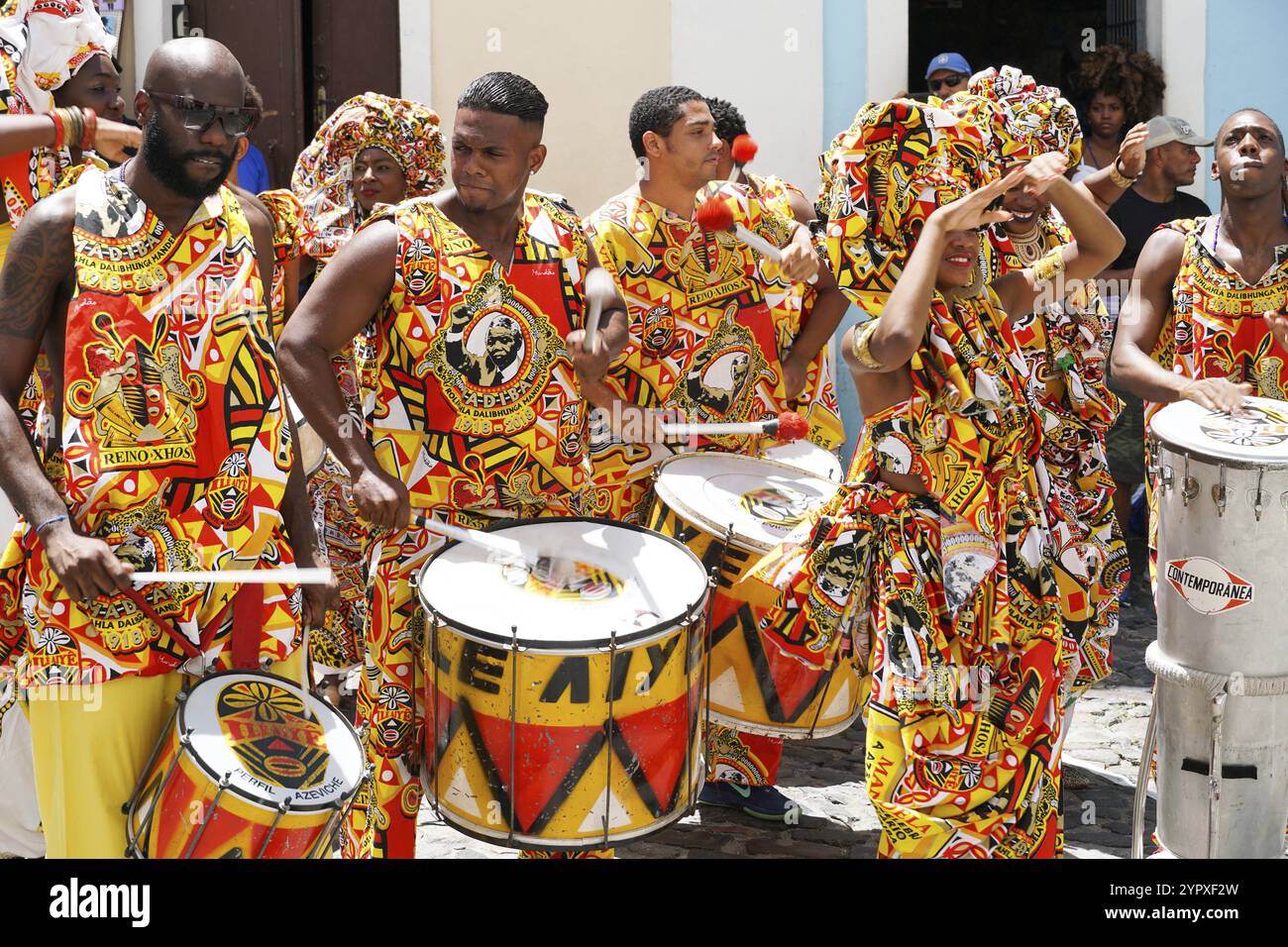 Petit défilé de danseuse avec des costumes traditionnels célébrant avec des fêtards le carnaval dans les rues. Salvador, Bahia, Brésil, 11 février 2020, sou Banque D'Images