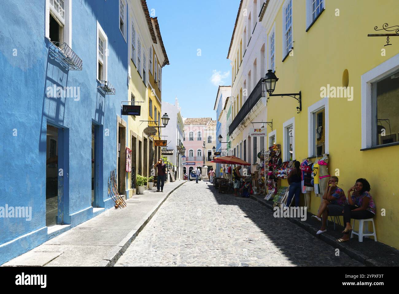 Maisons coloniales colorées dans le quartier historique de Pelourinho. Le centre historique de Salvador, Bahia, Brésil. Quartier historique célèbre attracti Banque D'Images