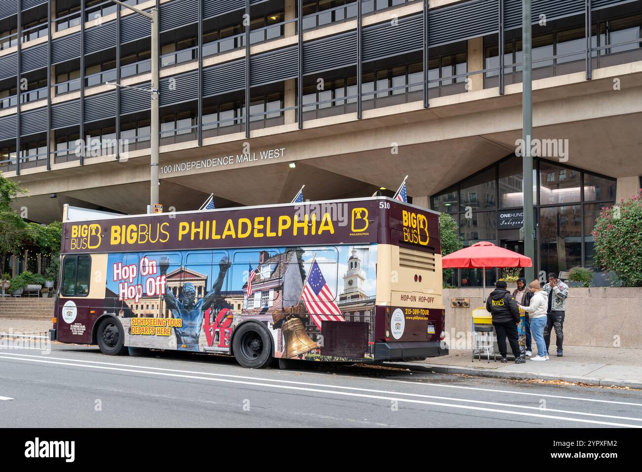 Un Big bus dans la rue à Philadelphie, Pennsylvanie, États-Unis Banque D'Images