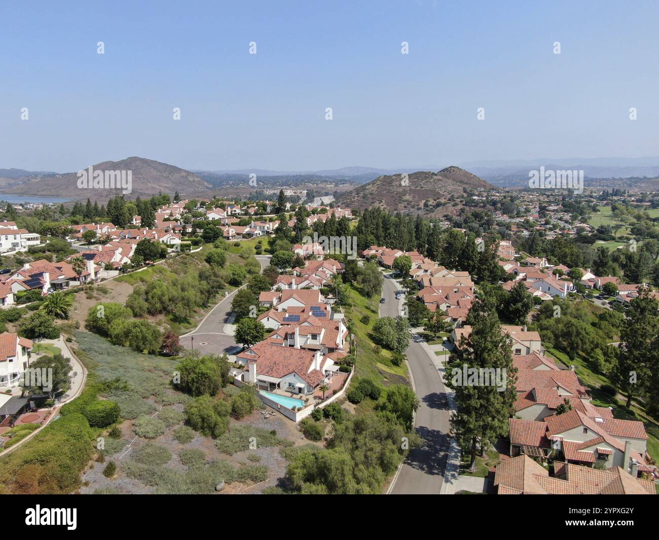 Vue aérienne du quartier de la classe moyenne avec la communauté de maisons résidentielles et la montagne sur le fond à Rancho Bernardo, Californie du Sud, États-Unis, No Banque D'Images