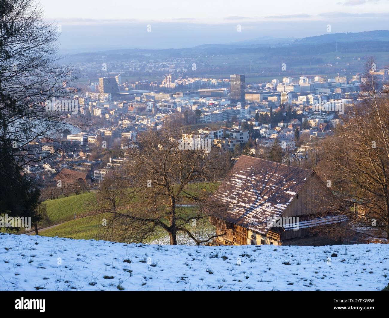 Beau paysage en fin d'après-midi de janvier sur la descente de Zugerberg vers la ville de Zoug, Suisse. Vue panoramique vers le lac et Banque D'Images