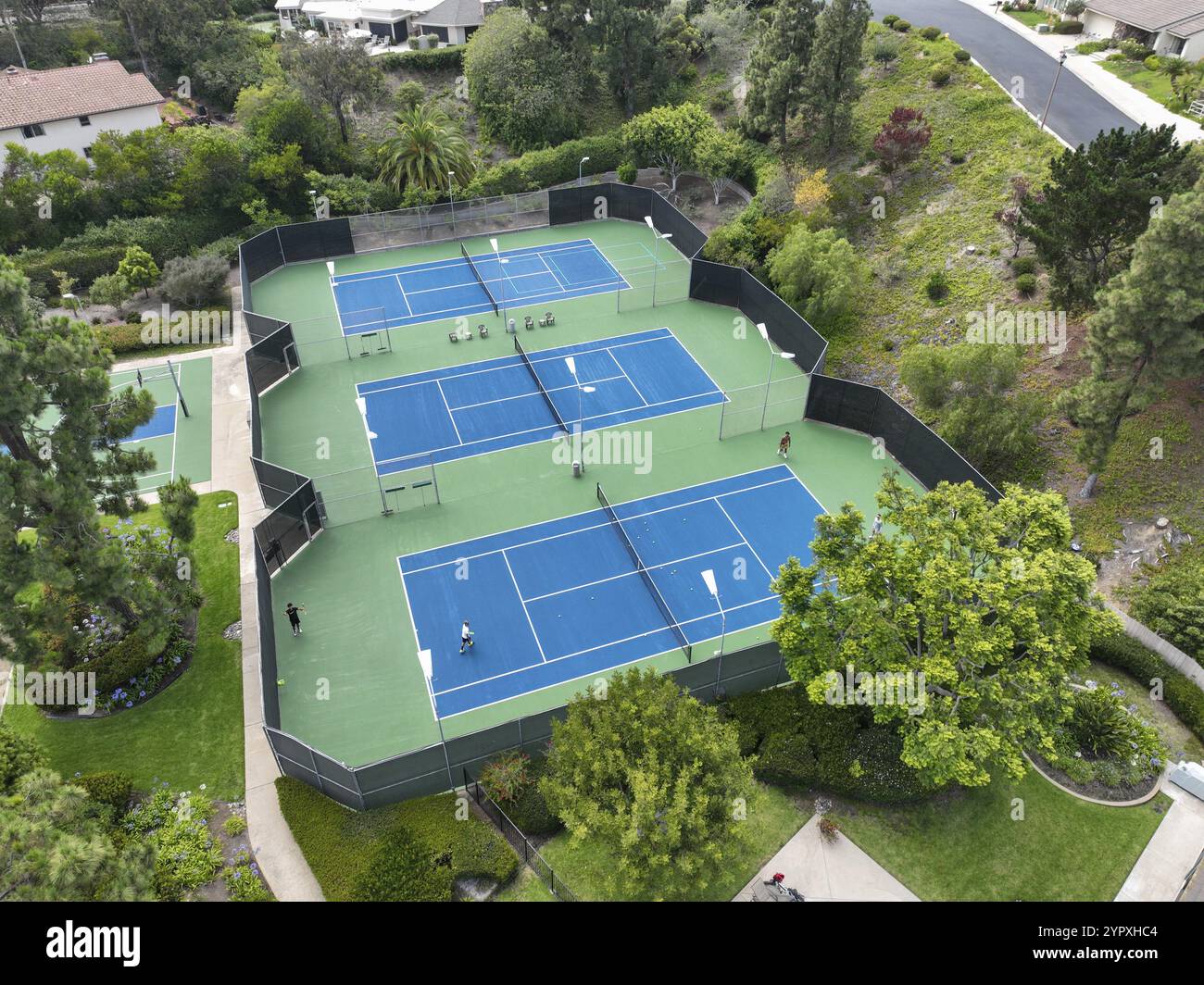 Vue aérienne des installations de loisirs avec tennis dans la communauté résidentielle privée de la Jolla, Califonia, Etats-Unis. 21 septembre 2022 Banque D'Images