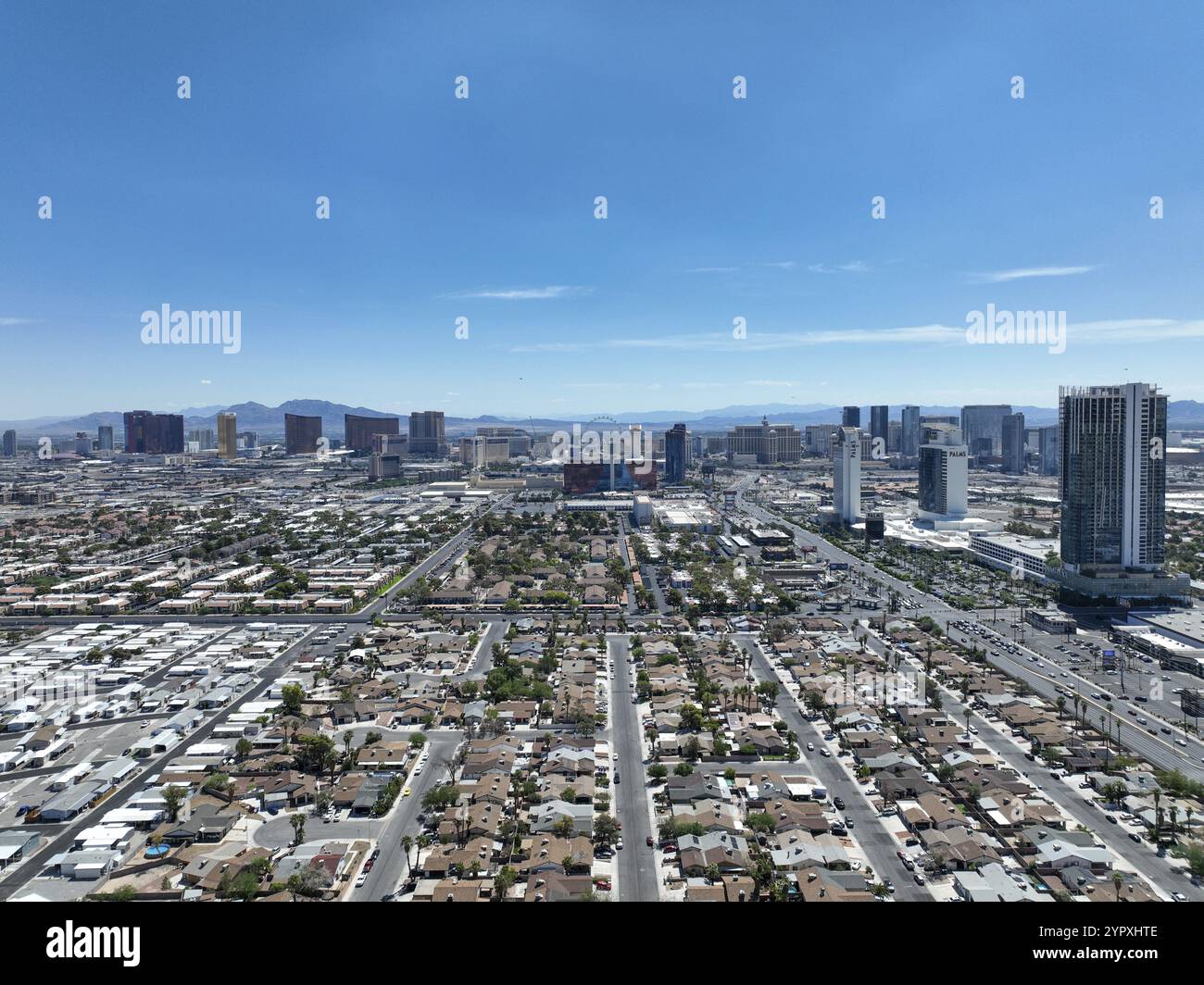 Vue aérienne sur les banlieues urbaines de Las Vegas, Nevada avec rues, toits et maisons, Las Vegas, États-Unis. 15 novembre 2022 Banque D'Images