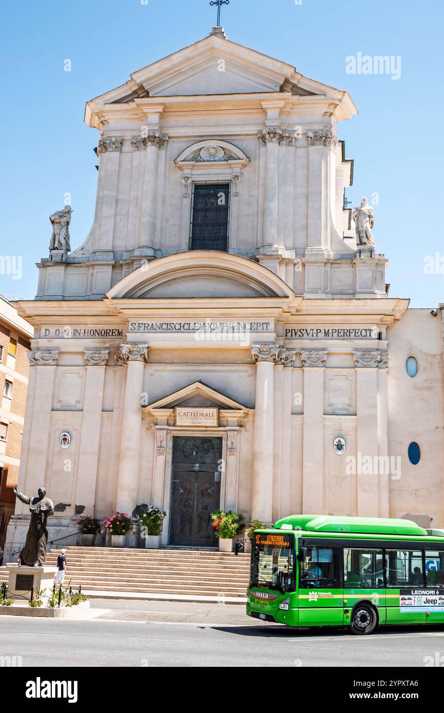 Civitavecchia Italie, Piazza Vittorio Emanuele II place, via XVI Settembre rue, Cattedrale di San Francesco d'assise Saint François d'assise Cathédrale Ro Banque D'Images