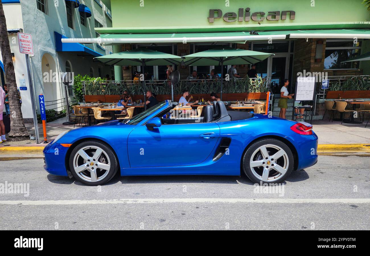 Miami Beach, Floride États-Unis - 8 juin 2024 : 2018 Porsche 718 Boxter couleur bleu à miami Beach. Porshche de voiture de luxe à Ocean Drive Miami Beach. vue latérale Banque D'Images