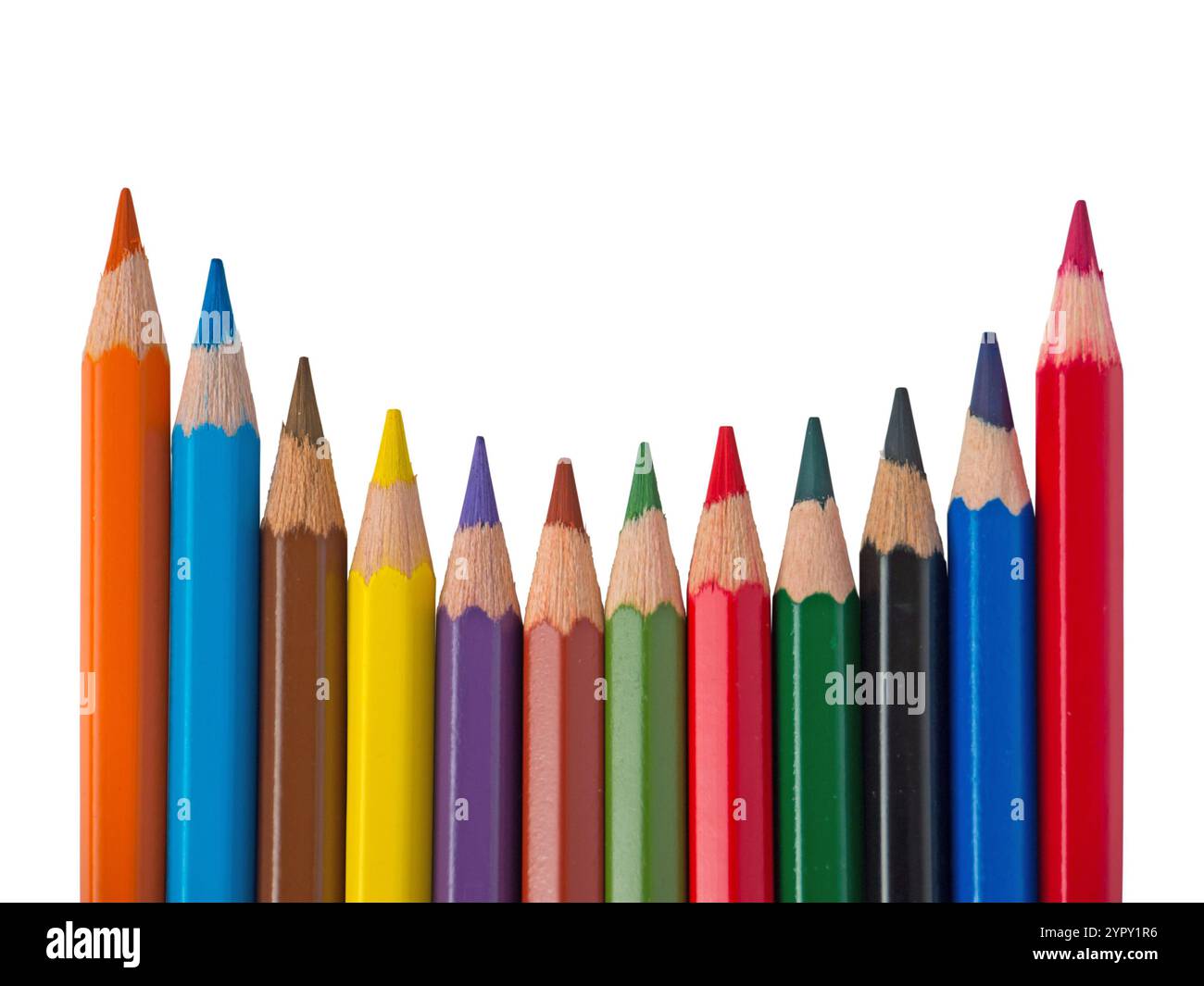 Crayons de couleur serti isolé sur blanc. Matériaux d'illustration. Outil artistique et graphique. Crayons aiguisés disposés en rangée pour former un sourire. Banque D'Images