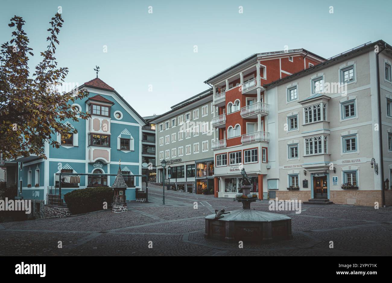 11/03/2024 - scène de rue Moody à Ortisei, Italie : ville alpine sereine capturée avec des tons doux et froids créant une ambiance atmosphérique et pittoresque Banque D'Images