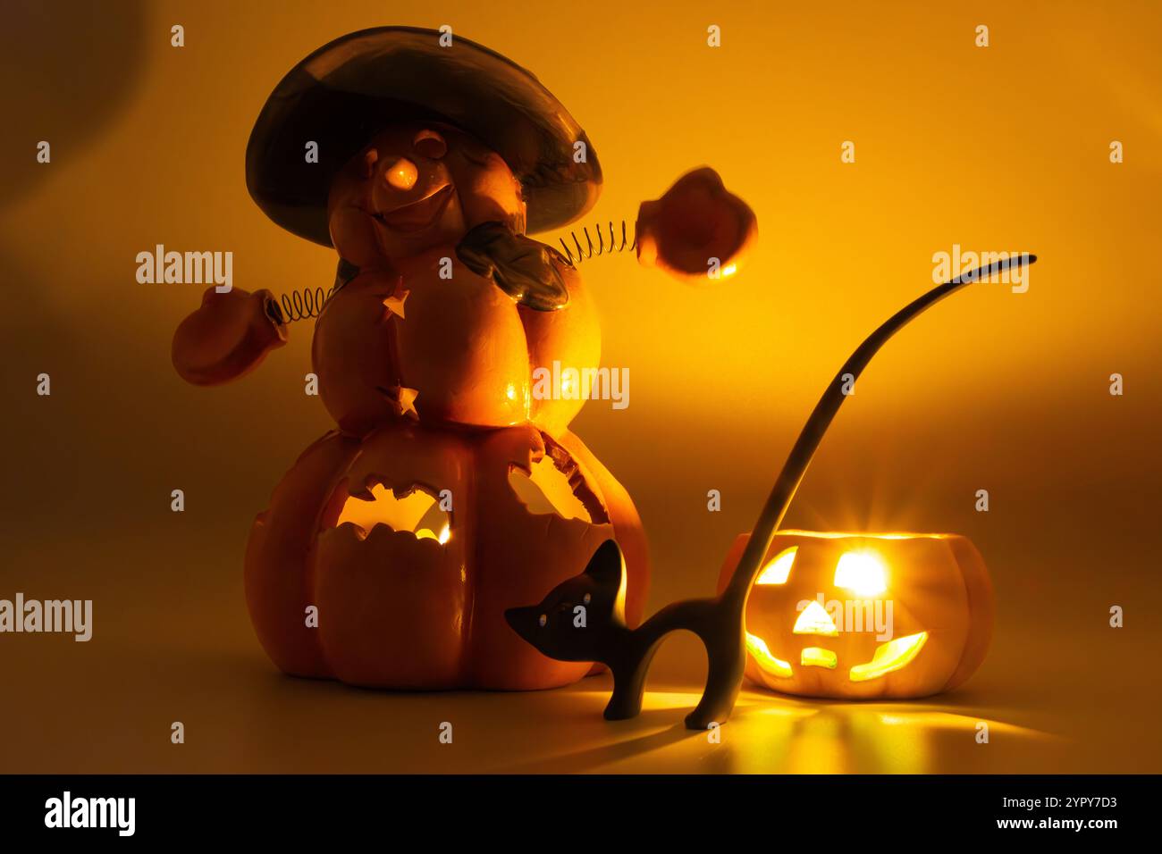 Jack O lanternes et une figurine de chat noir. Bougeoir en céramique en forme de citrouille d'halloween. Mignon présentoir d'halloween Banque D'Images
