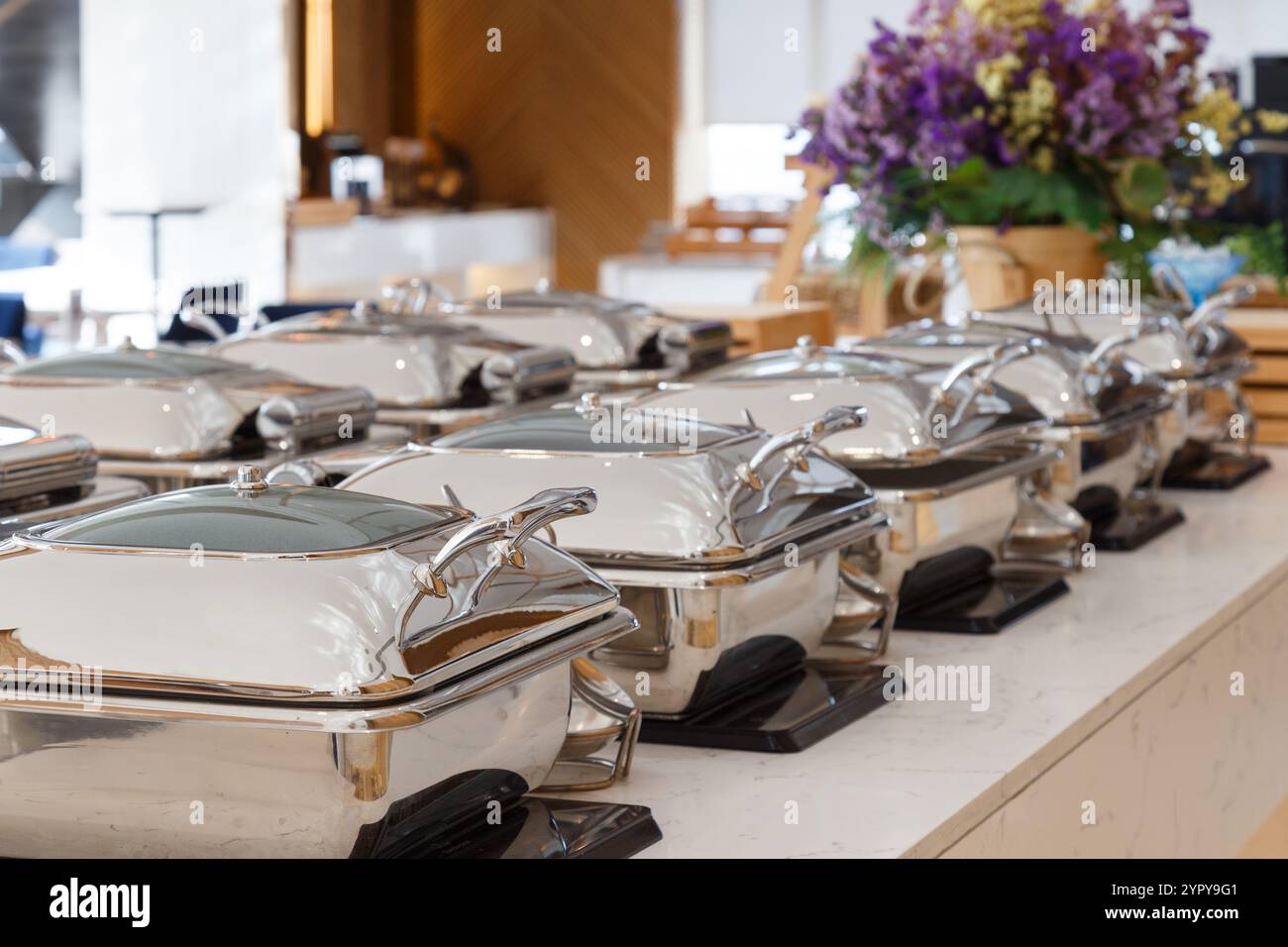 plateaux chauffants installés sur la ligne de buffet prêts pour le service. petit déjeuner et déjeuner buffet restauration banquet à l'hôtel. Banque D'Images