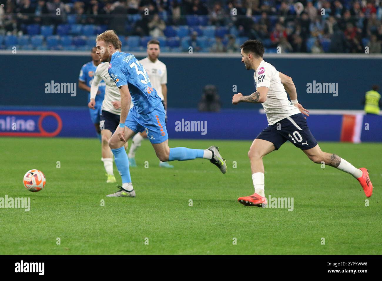 Saint-Pétersbourg, Russie. 1er décembre 2024. Luciano Gondou (32 ans) de Zenit, et Benjamin Garre (10 ans) de Krylya Sovetov vus en action lors du match de premier League russe entre Zenit Saint-Pétersbourg et Krylya Sovetov Samara à Gazprom Arena. Score final Zenit 2:3 Krylya Sovetov. Crédit : SOPA images Limited/Alamy Live News Banque D'Images