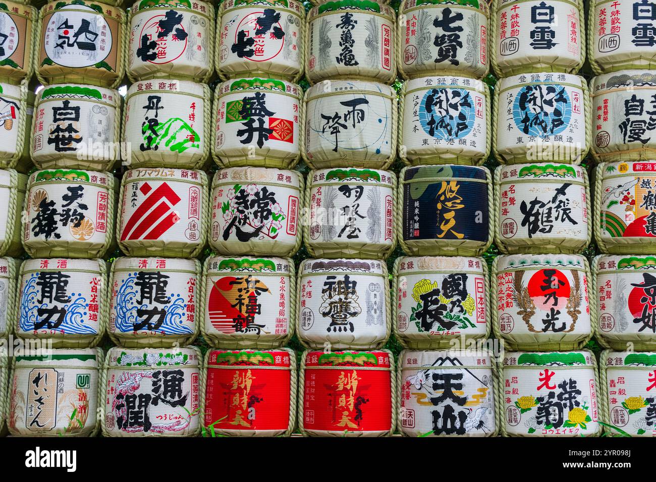 Pile de fûts de saké à Tokyo Japon Banque D'Images