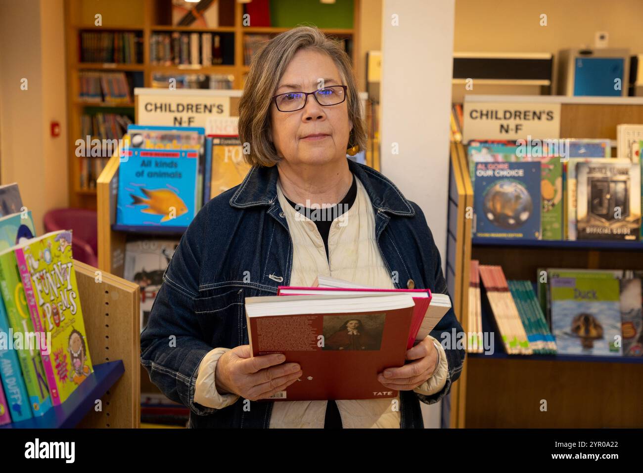 Bibliothécaire bénévole à la bibliothèque Cricklewood dans le nord-ouest de Londres, qui est dirigée par la communauté après que le conseil Brent a cessé de la financer. La librairie bénévole Banque D'Images