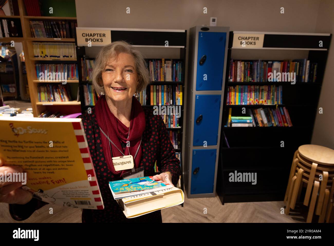 Bibliothécaire bénévole à la bibliothèque Cricklewood dans le nord-ouest de Londres, qui est dirigée par la communauté après que le conseil Brent a cessé de la financer. La librairie bénévole Banque D'Images