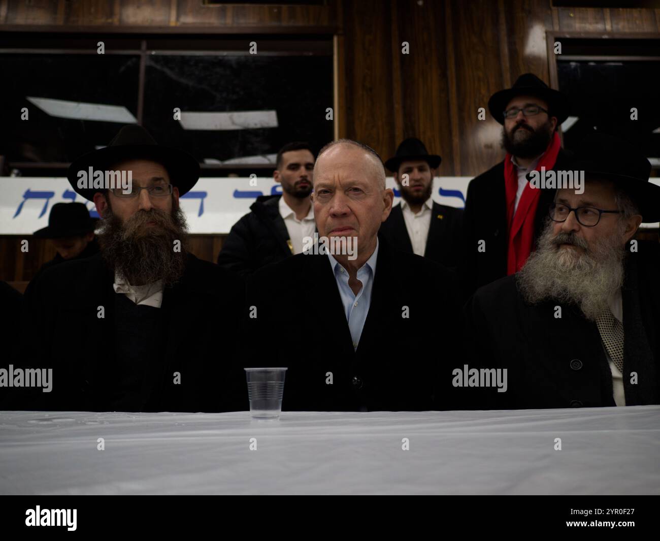 L'ex-ministre de la Défense Yoav Gallant visite le quartier général de Chabad dans les hauteurs de la couronne et prononce un discours Banque D'Images