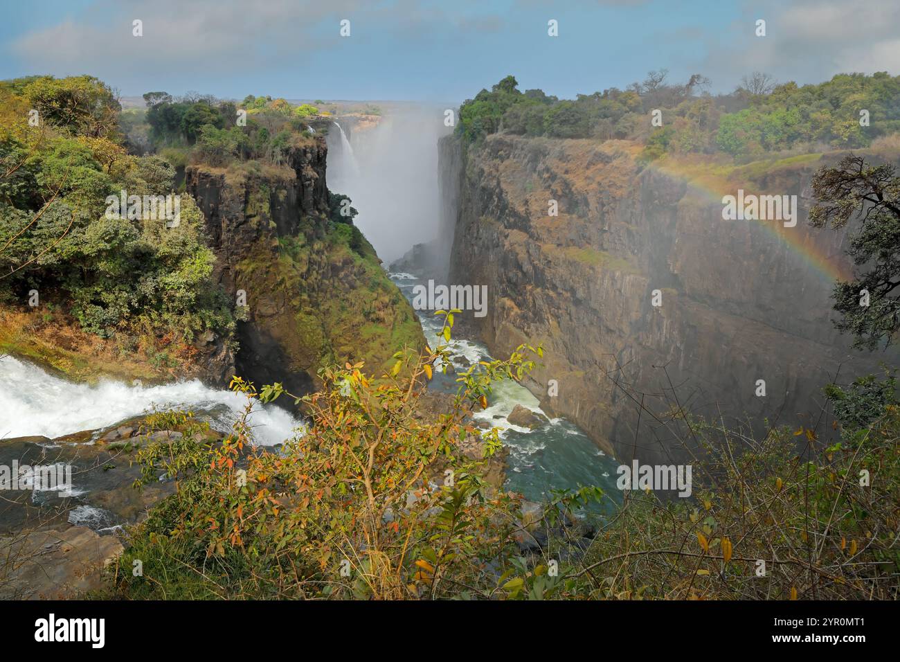 Vue panoramique de la célèbre cascade Victoria avec arc-en-ciel dans la rivière Zambèze, Zimbabwe Banque D'Images