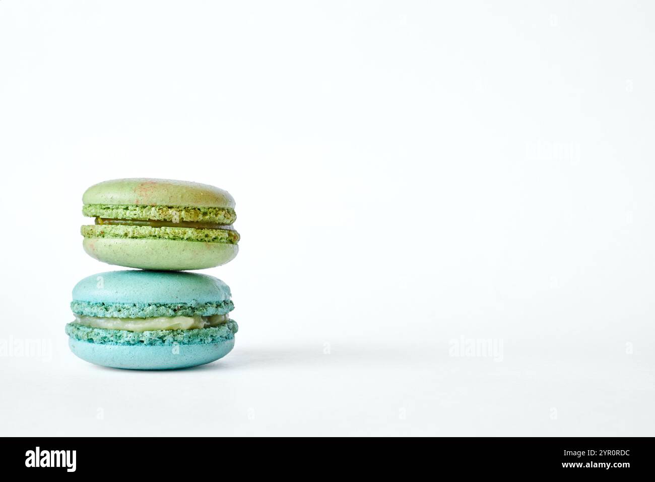 Pile de deux macarons français colorés, des gâteaux aux saveurs différentes, à la menthe et à la saveur de pomme. pyramide de dessert maison, macarons aigue-marine, vert c Banque D'Images