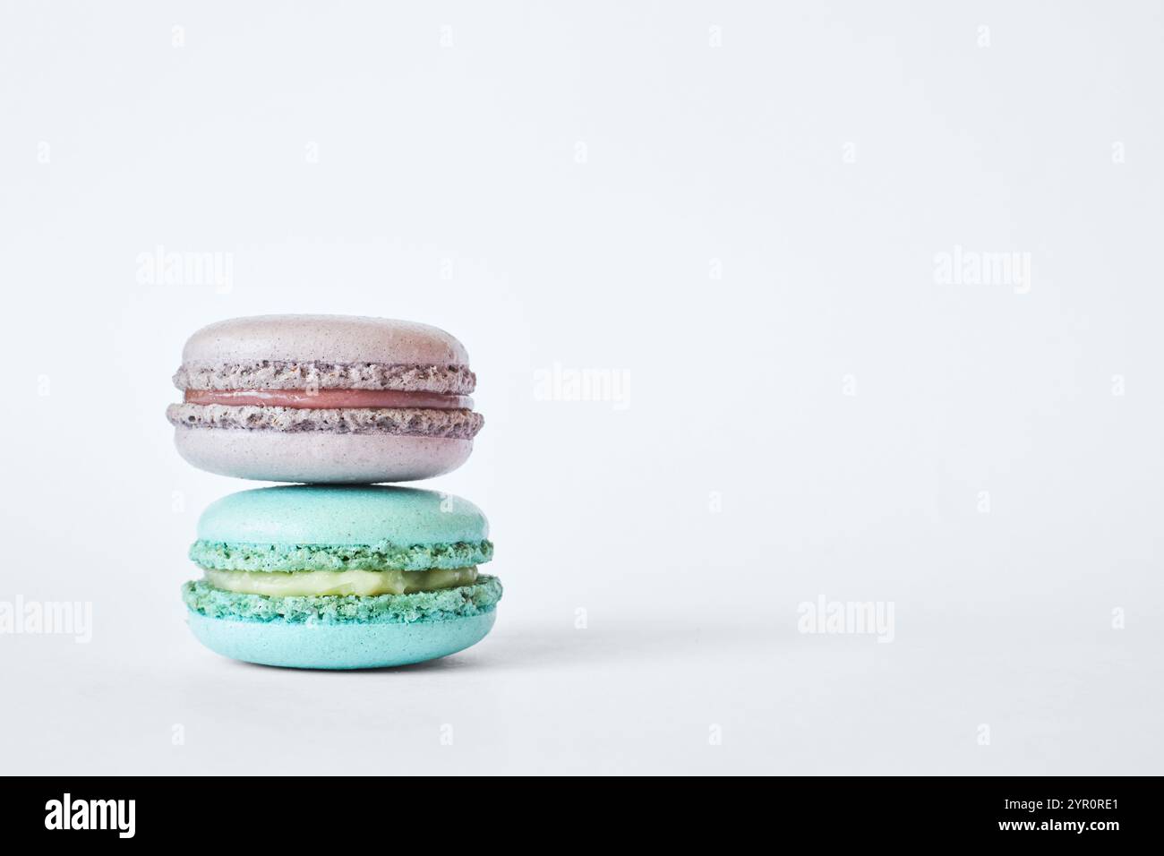 Pile de deux macarons français colorés, gâteaux aux saveurs différentes, menthe, pomme, saveur de cassis. pyramide de dessert maison, macarons aigue-marine, g Banque D'Images