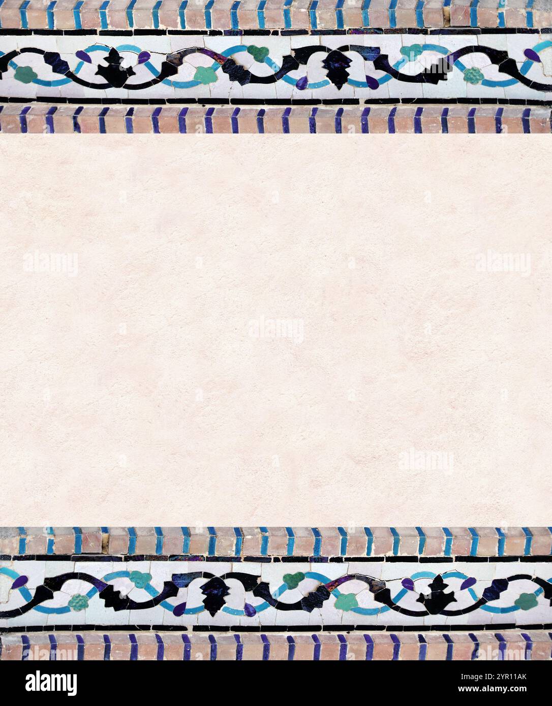 Détail du mur traditionnel en mosaïque persane avec ornement de tuiles. Fond horizontal ou vertical avec cadre en carreaux de céramique. Modèle de maquette. Copier l'espace Banque D'Images