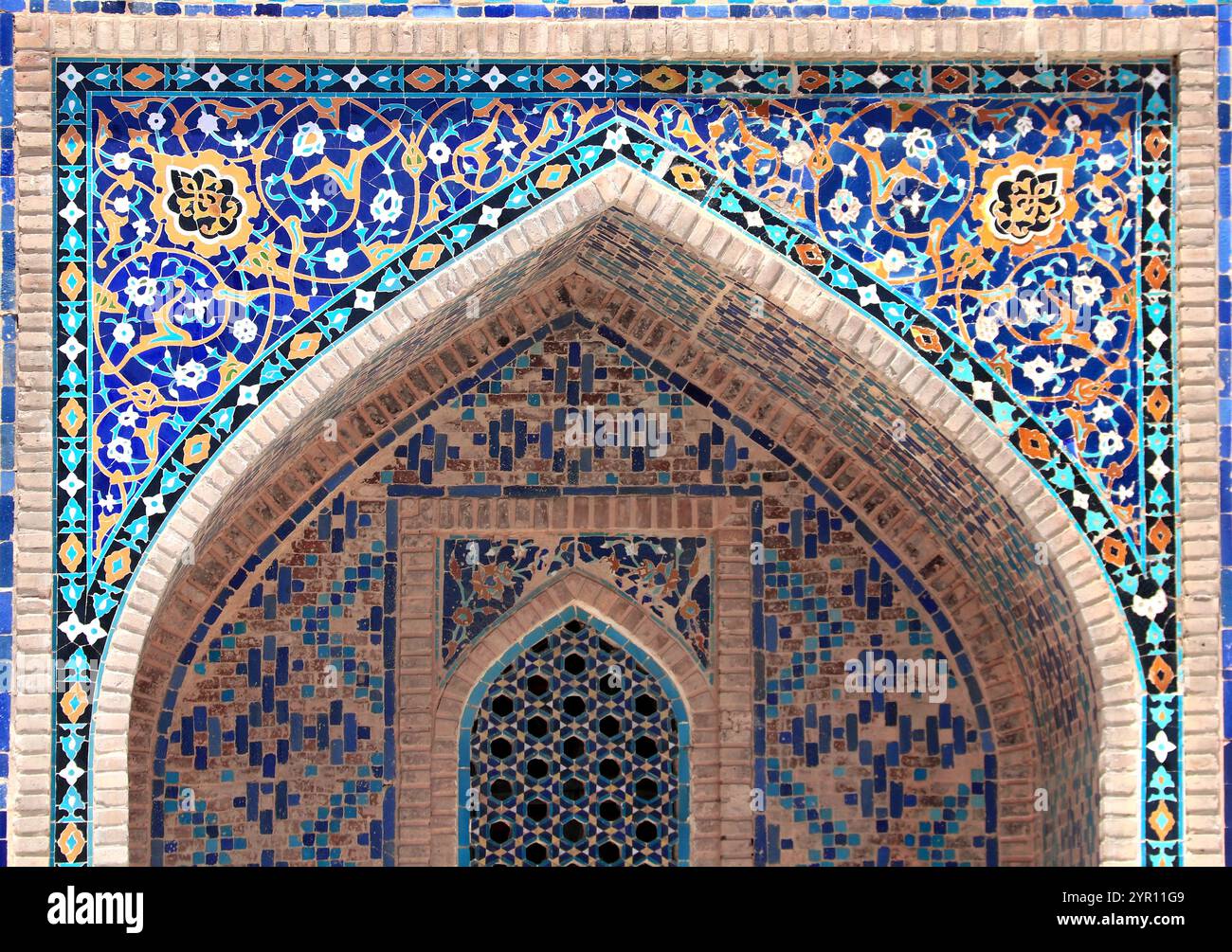Arche décorative à Sher-dor Madrassah, Registan, Samarcande, Ouzbékistan. Détail de l'arc avec décor carrelé, Sher Dor (Lion) Medressa, une partie de Registan Ens Banque D'Images
