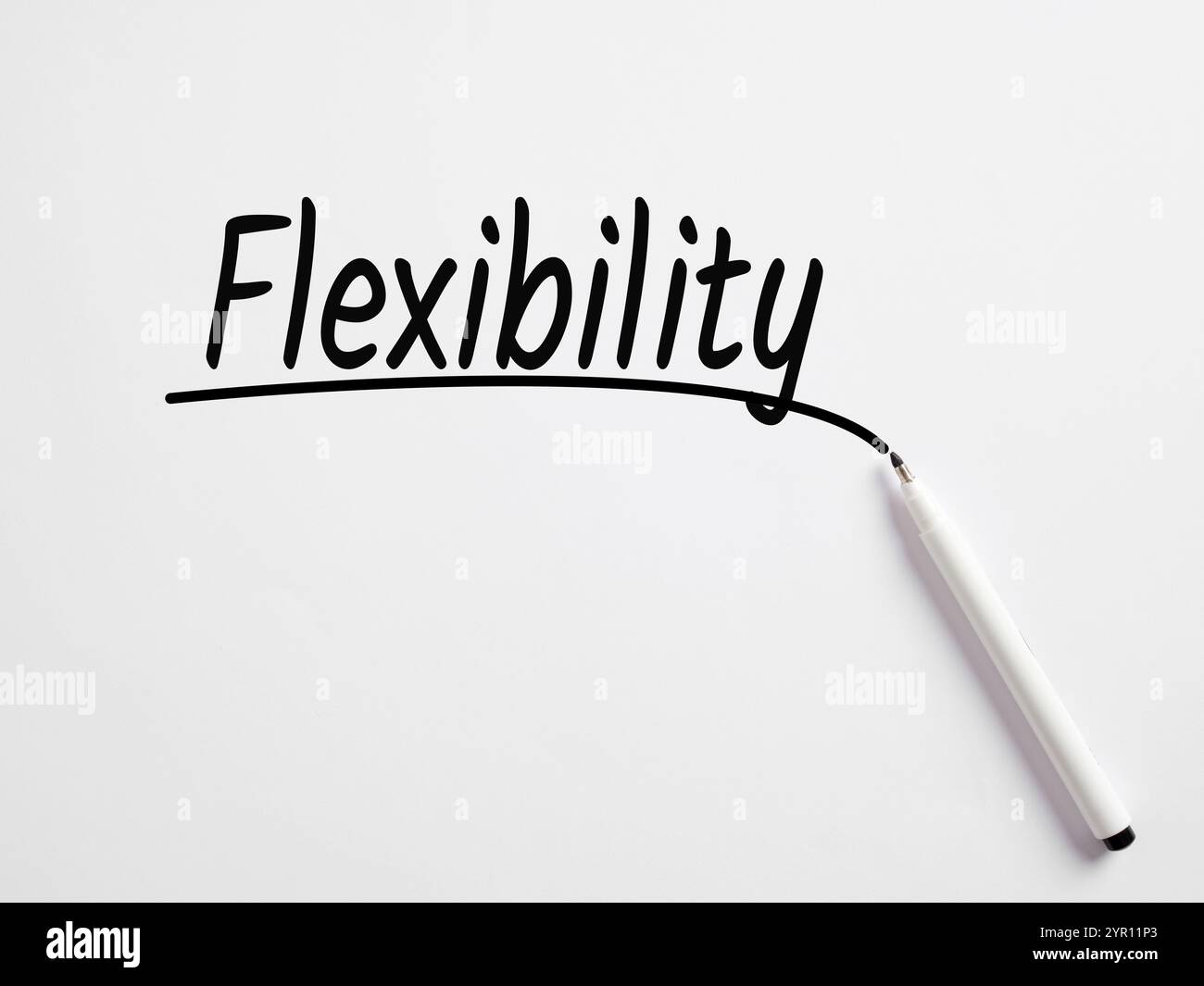 Concept de flexibilité ou d'adaptabilité. Être flexible. Le mot flexibilité écrit à la main avec un stylo sur fond blanc. Banque D'Images Concept de flexibilité ou d'adaptabilité. Être flexible. Le mot flexibilité écrit à la main avec un stylo sur fond blanc. Banque D'Images