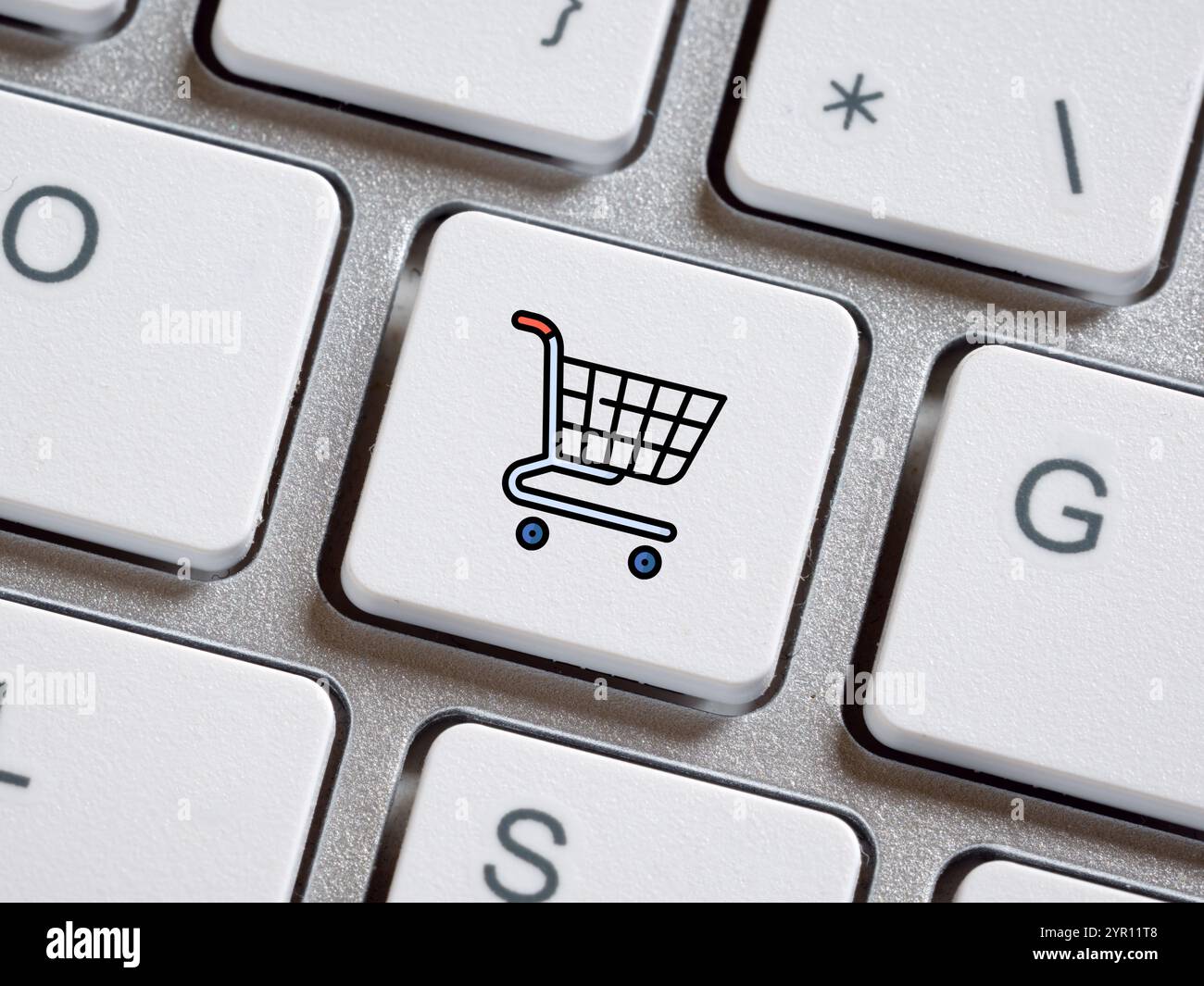 Concept de shopping en ligne et e-commerce. Clavier d'ordinateur avec bouton de chariot. Banque D'Images