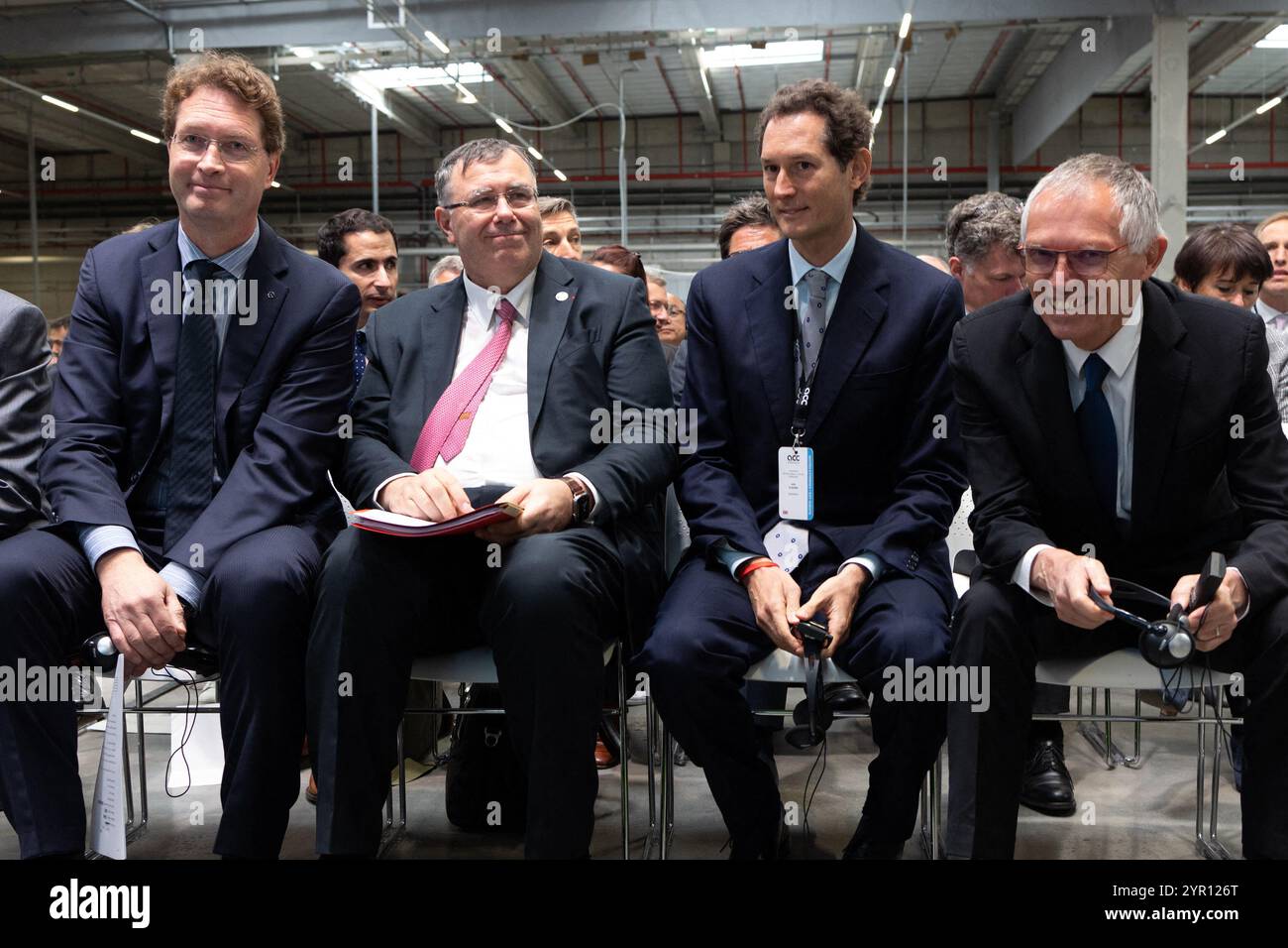 Photo - Ola Kallenius, PDG de Mercedes-Benz, Patrick Pouyanne, PDG de TotalEnergies, John Elkann, Président de Stellantis, et Carlos Tavares, CEO de Stellantis, assistent à l’inauguration de la gigafactory de Automotive Cells Company (ACC), une joint-venture entre Stellantis, TotalEnergies et Mercedes, à Billy-Berclau-Douvrin, dans le nord de la France, en mai 30, 2023. le directeur général de Stellantis, Carlos Tavares, a démissionné brutalement dimanche, deux mois après un avertissement de profit chez le fabricant des voitures Jeep, Fiat et Peugeot qui a perdu environ 40 % de sa valeur cette année. La société a dit qu'elle chercherait à trouver un repl Banque D'Images