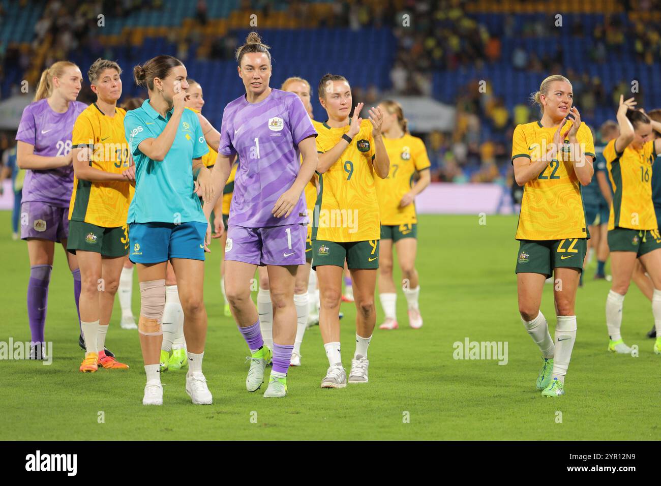 Gold Coast, Australie. 1er décembre 2024. Robina, Australie, 1er décembre 2024 : les joueurs des Matildas applaudissent la foule après le match international amical entre l'australienne CommBank Matildas et les brésiliennes au CBUS Super Stadium, Robina, Australie Matthew Starling (Promediapix/SPP) crédit : SPP Sport Press photo. /Alamy Live News Banque D'Images