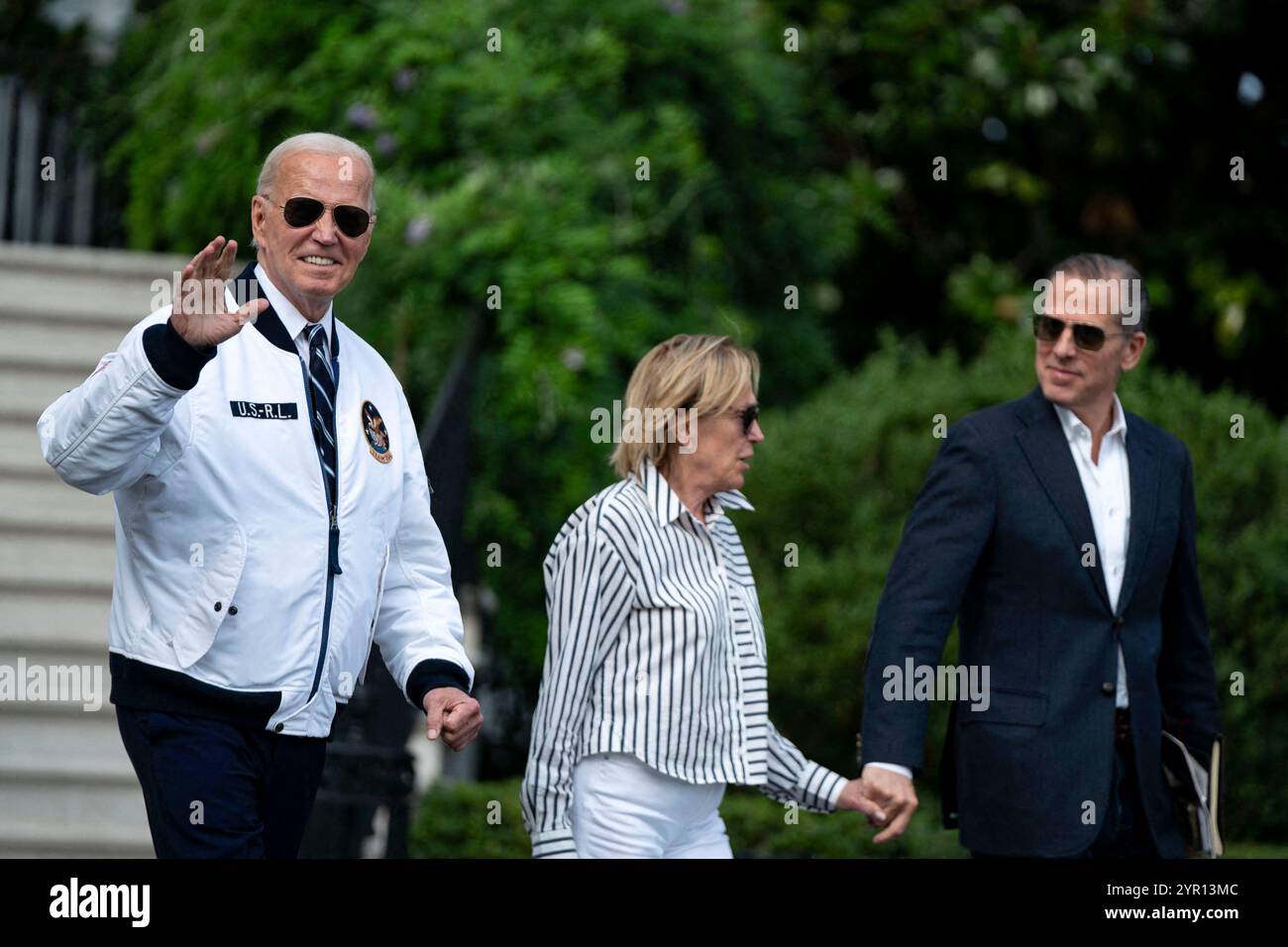 Photo du dossier - le président Joe Biden, vêtu d'une veste Team USA, marche avec Valerie Biden Owens et Hunter Biden pour embarquer à bord de Marine One en route vers Camp David à la Maison Blanche à Washington, DC le vendredi 26 juillet 2024. Les Jeux Olympiques de Paris 2024 se dérouleront du 26 juillet au 11 août. Le président Joe Biden a accordé une grâce «totale et inconditionnelle» à son fils Hunter - quelques semaines seulement avant sa condamnation. Hunter, 54 ans, a été reconnu coupable de trois accusations d'armes à feu en juin, marquant la première poursuite pénale d'un enfant du président américain en exercice. Photo de Bonnie Cash/Pool/ABACAPRESS. COM Banque D'Images