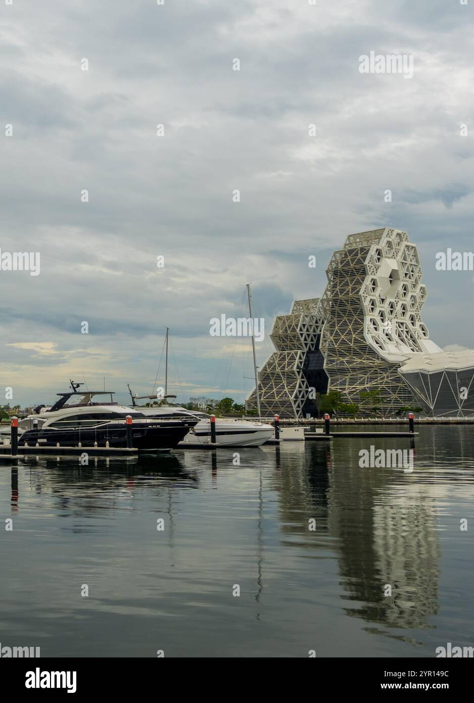 Kaohsiung, Taïwan - 5 septembre 2024 - le Centre musical de Kaohsiung vu depuis Glory Pier 6 Banque D'Images