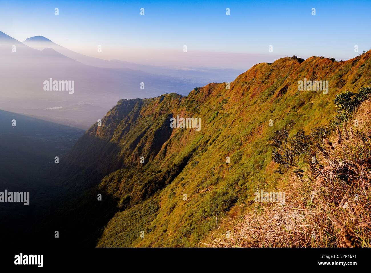 Magnifique paysage depuis le sommet du mont Bismo, Wonosobo, Indonésie Banque D'Images