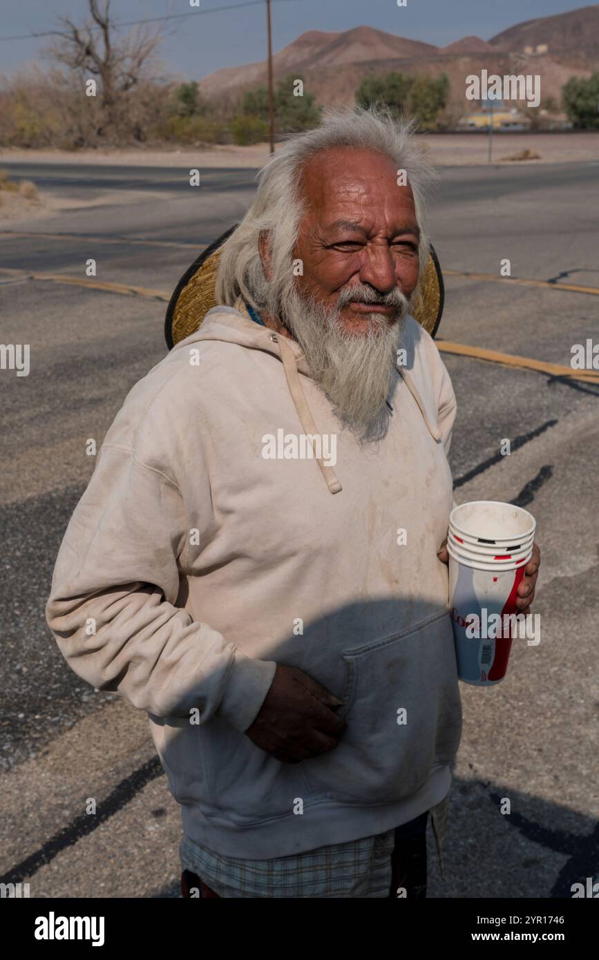 OCT 2020, Ludlow, CA - homme et chien sans-abri à Ludlow en Californie Banque D'Images