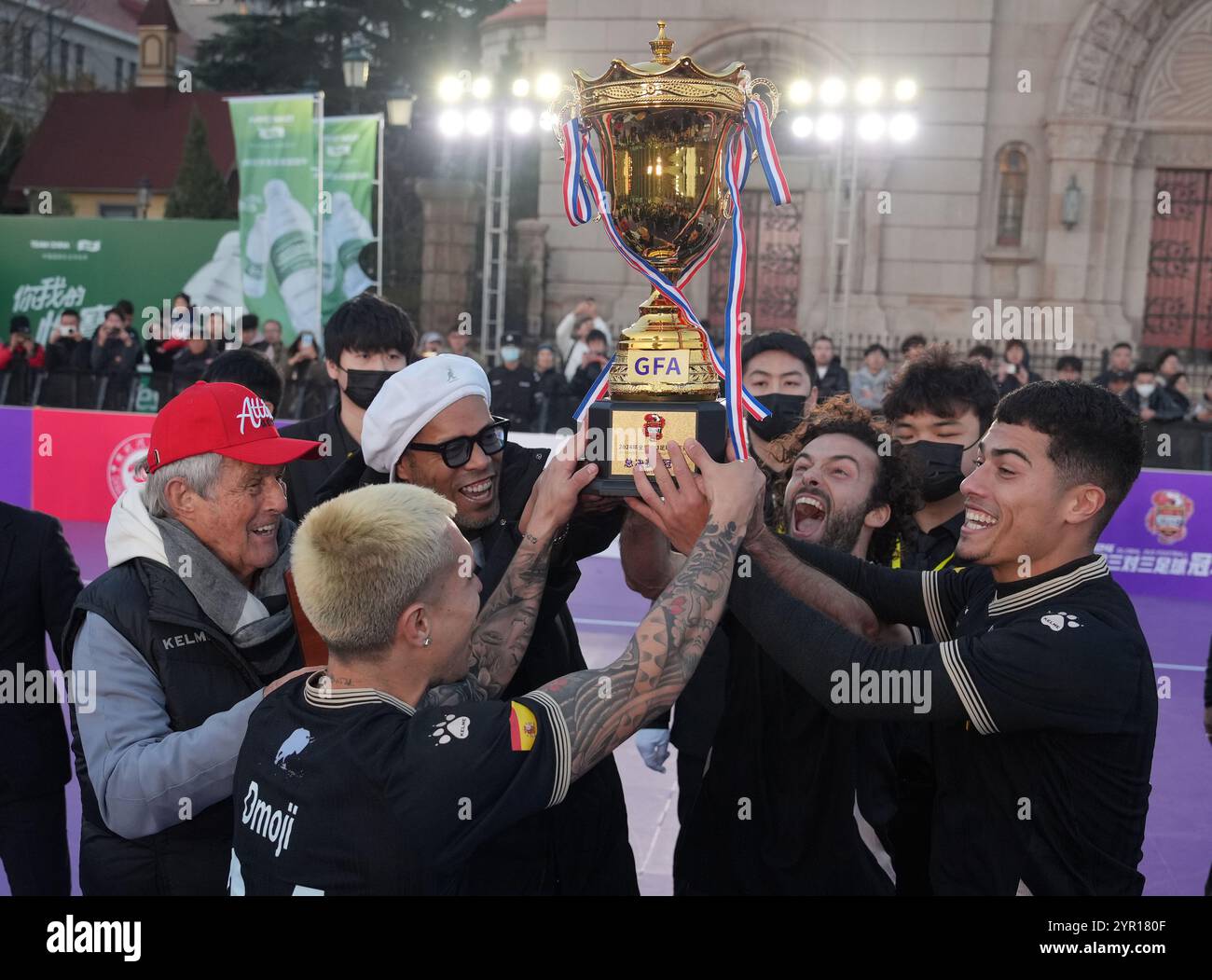 Ronaldinho et Milu ont remis des prix à l'équipe espagnole. Qingdao, China.1st décembre 2024. Le championnat mondial de football trois contre trois de trois jours s'est terminé à Qingdao, dans la province du Shandong. L'équipe espagnole a battu l'équipe colombienne 9-2 pour remporter le championnat le 1er décembre 2024. L'ancien joueur brésilien Ronaldinho et l'ancien entraîneur chinois Milu étaient présents pour soutenir l'événement. Crédit : Mao Jianjun/China News Service/Alamy Live News Banque D'Images