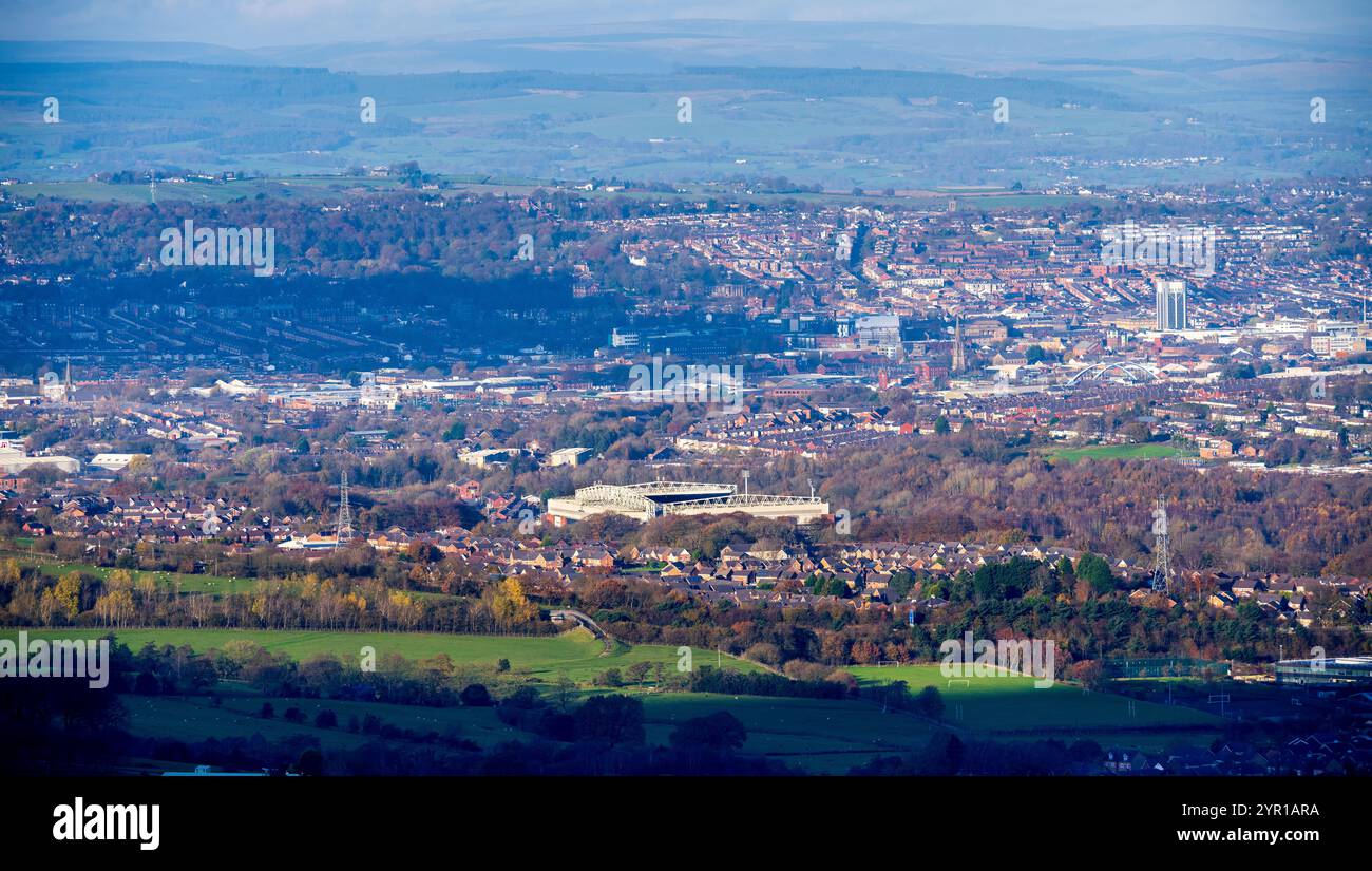 La vue sur la ville de Blackburn dans le Lancashire et le paysage environnant avec le célèbre terrain de football d'Ewood Park, domicile des Blackburn Rovers Banque D'Images