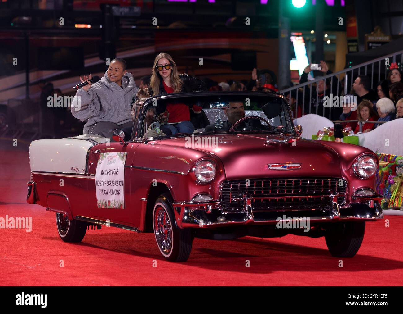 Los Angeles, États-Unis. 1er décembre 2024. Raven-Symone et Miranda Maday descendent Hollywood Blvd. Lors de la 92e parade annuelle de Noël Hollywood à Los Angeles le dimanche 1er décembre 2024. Photo de Greg Grudt/UPI crédit : UPI/Alamy Live News Banque D'Images