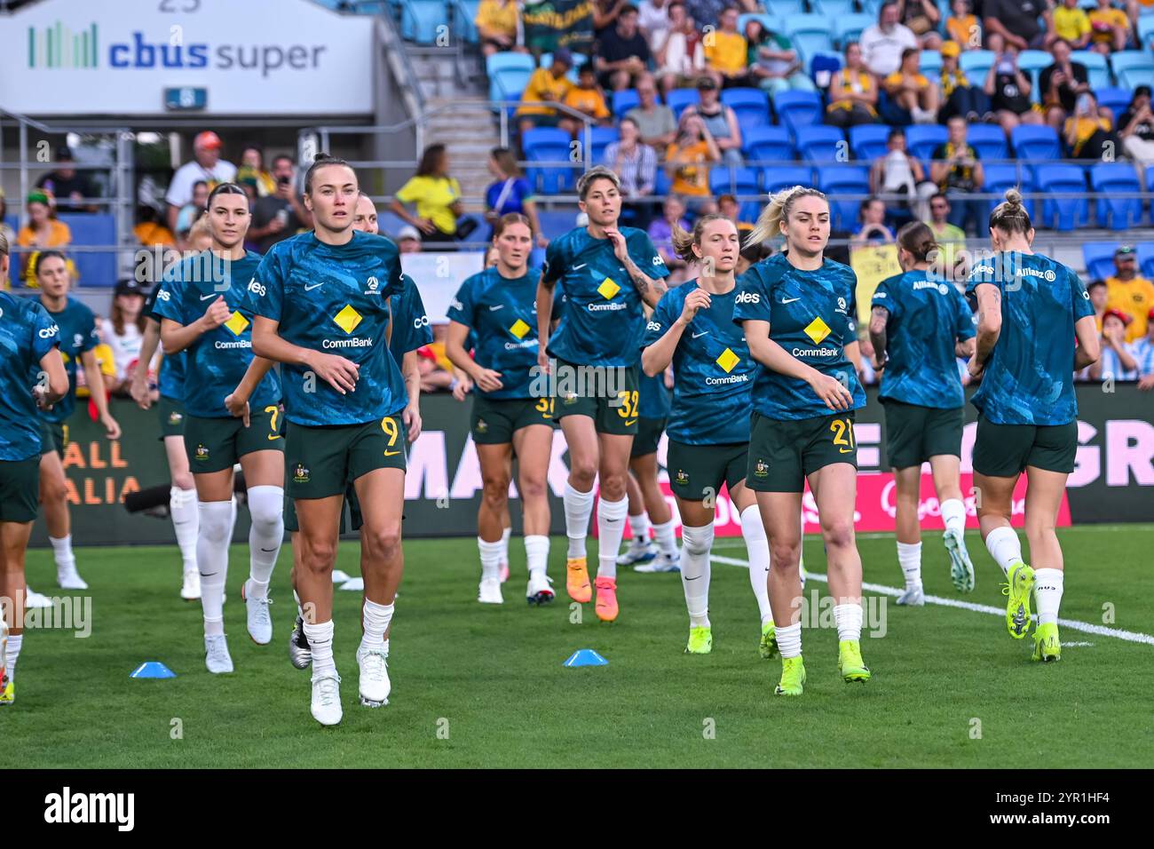 Gold Coast, Australie. 1er décembre 2024. Matildas s'échauffe lors d'un match amical entre l'équipe nationale féminine d'Australie de football les Matildas et le Brésil au CBUS Super Stadium / Robina Stadium le 1er décembre 2024, à Gold Coast, Australie crédit : Tim Martorana / Alamy Live News Banque D'Images