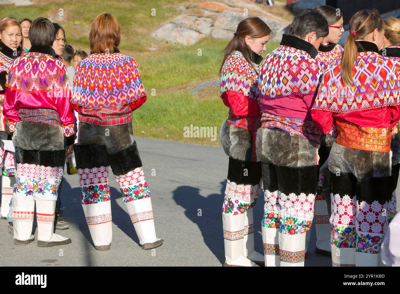 Les femmes portant des Inuits groenlandais traditionnel costume national ou Kalaallisuut à Ilulissat, au Groenland. Banque D'Images