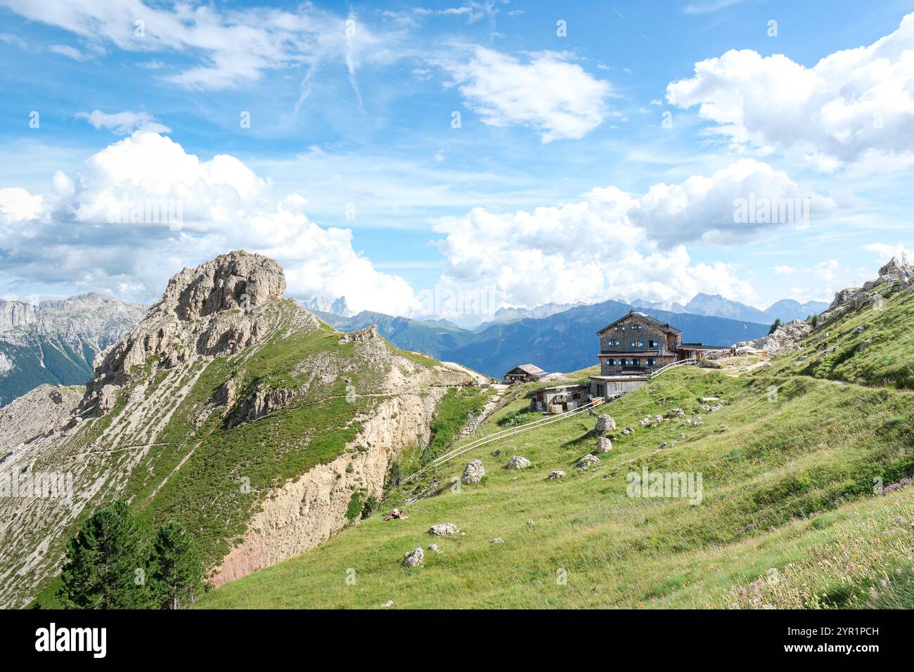 Une cabane de l'arrière-pays est un site de bienvenue pour les randonneurs dans le mou italien Banque D'Images