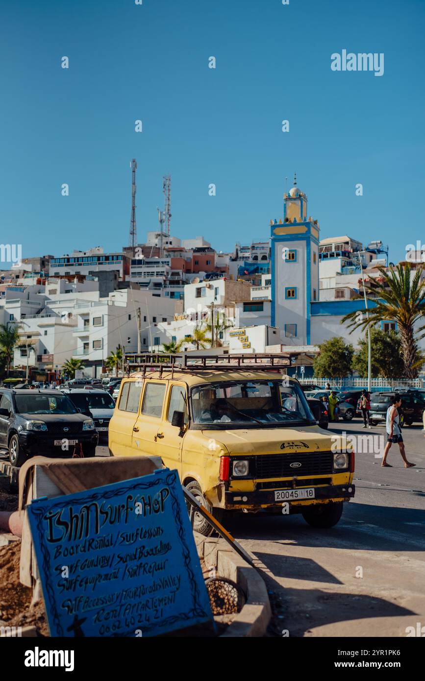 Bus jaune au Maroc Taghazou Village avec vue panoramique sur la ville Banque D'Images