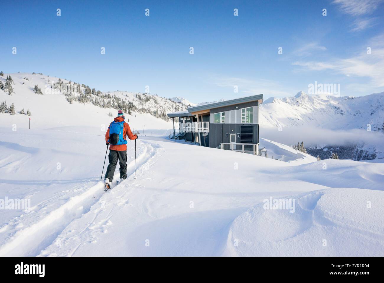 Un skieur de l'arrière-pays approche Kees et Claire Hut, de Whistler, C.-B. Banque D'Images