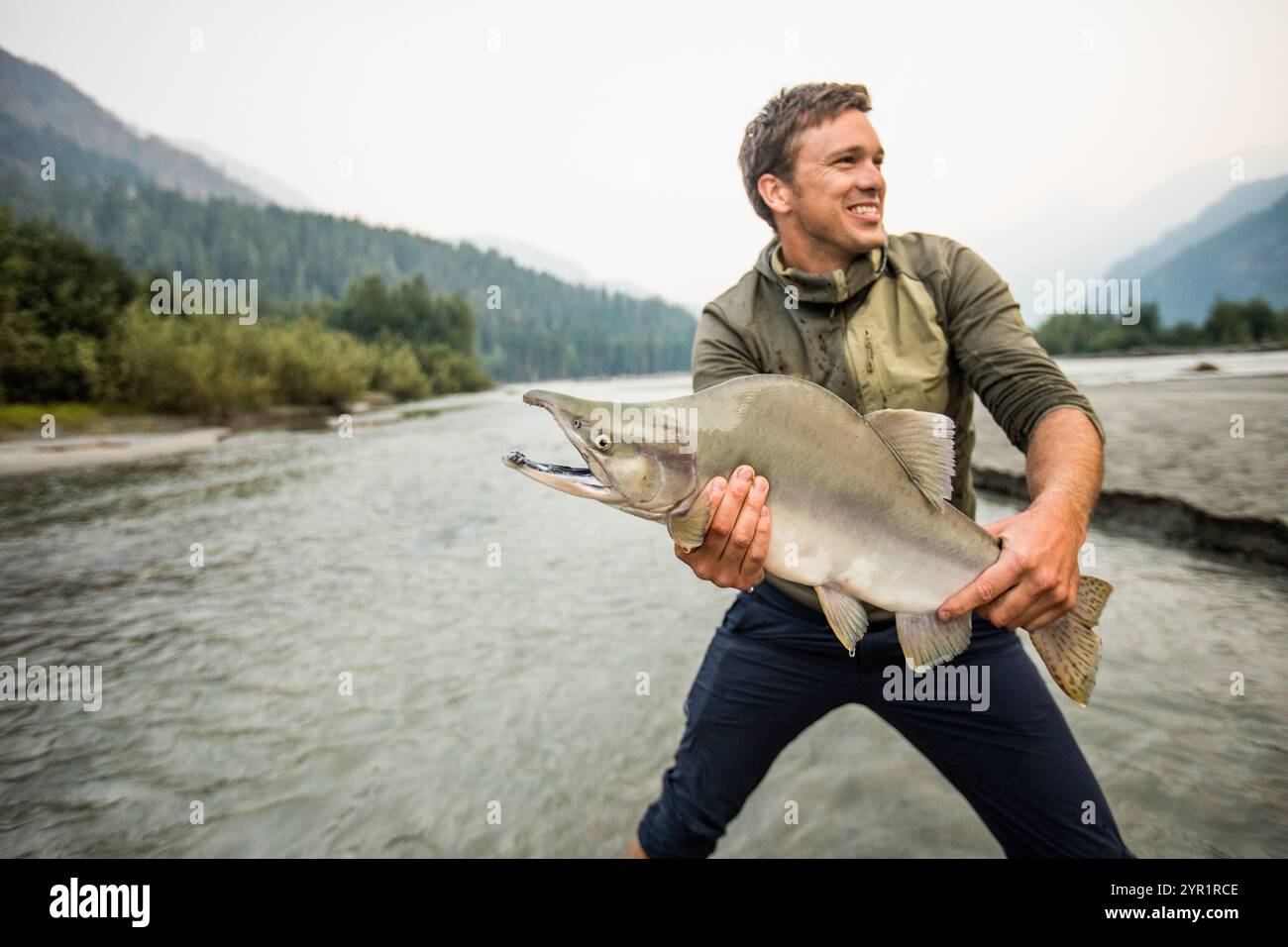 Pêcheur détient le beau saumon rose, Colombie-Britannique, Canada Banque D'Images