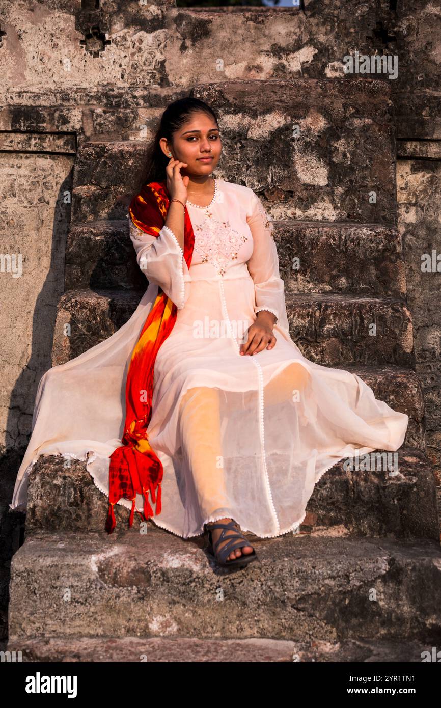 Jeune femme en vêtements traditionnels, Gujarat, Inde Banque D'Images