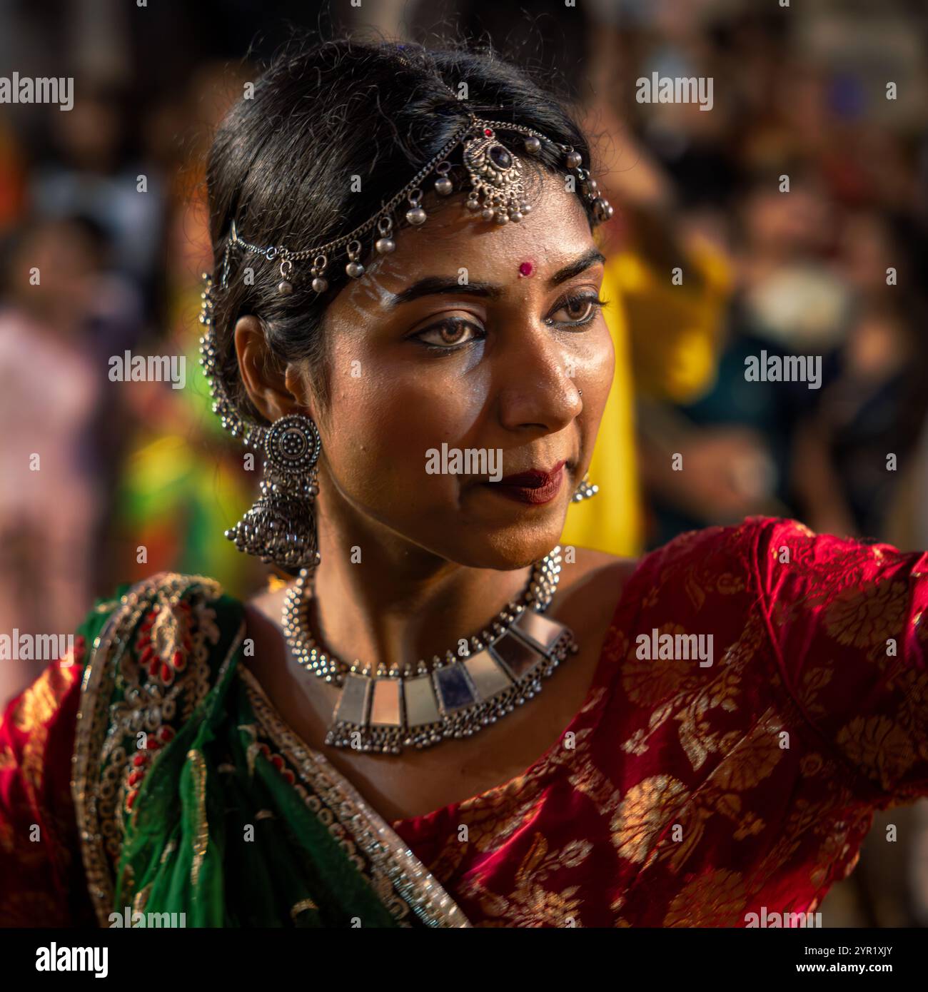 Femme participant à une danse traditionnelle de Garba, Udaipur, Rajasthan, Inde Banque D'Images