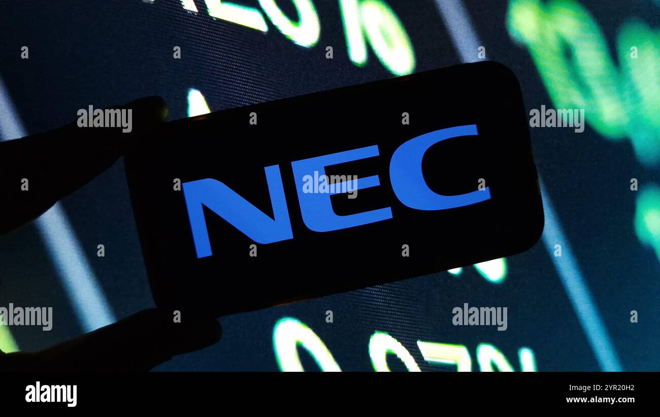 Konskie, Pologne - 01 décembre 2024 : logo NEC Corporation affiché sur le téléphone portable Banque D'Images