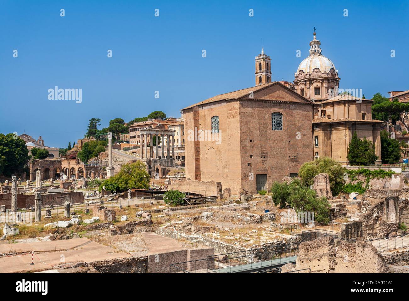 Vue panoramique de Curia Julia et des ruines romaines antiques à Rome, Italie. Banque D'Images