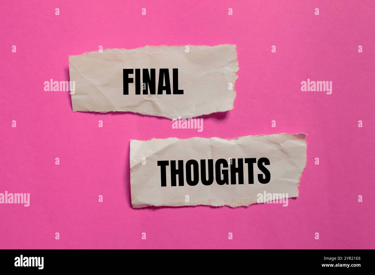 Message final Thoughts écrit sur des morceaux de papier déchiré avec fond rose. Symbole conceptuel des pensées finales. Copier l'espace. Banque D'Images