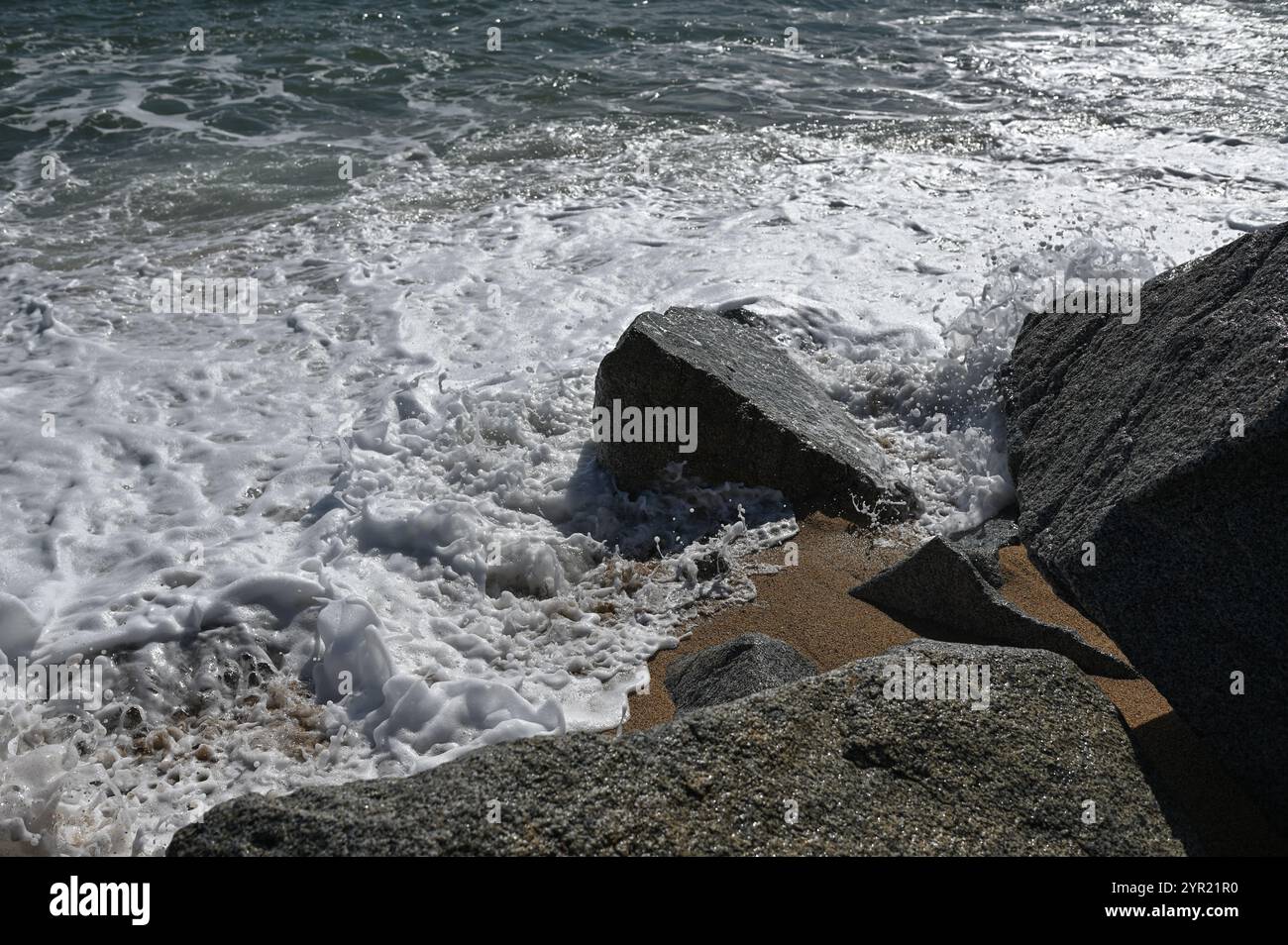 Vagues se brisant sur Rocky Shore à Sant Pol de Mar, Espagne Banque D'Images