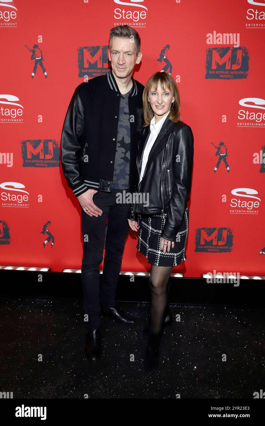 Steffen Hallaschka mit Ehefrau Anne-Katrin Hallaschka BEI der Premiere des comédies musicales MJ - Das Michael Jackson musical im Stage Theater an der Elbe. Hambourg, 01.12.2024 *** Steffen Hallaschka avec son épouse Anne Katrin Hallaschka à la création de la comédie musicale MJ Das Michael Jackson musical au théâtre de scène an der Elbe Hambourg, 01 12 2024 Foto:xgbrcix/xFuturexImagex mj_4288 Banque D'Images