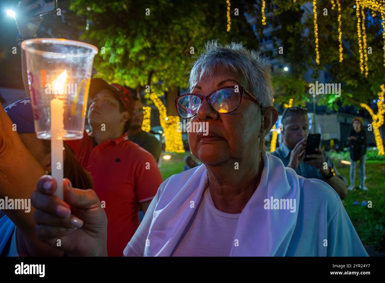 La famille, les amis et les membres de la société civile ont organisé une veillée pour les prisonniers politiques au Venezuela le 1er décembre 2024, sur une place de Caracas. Banque D'Images