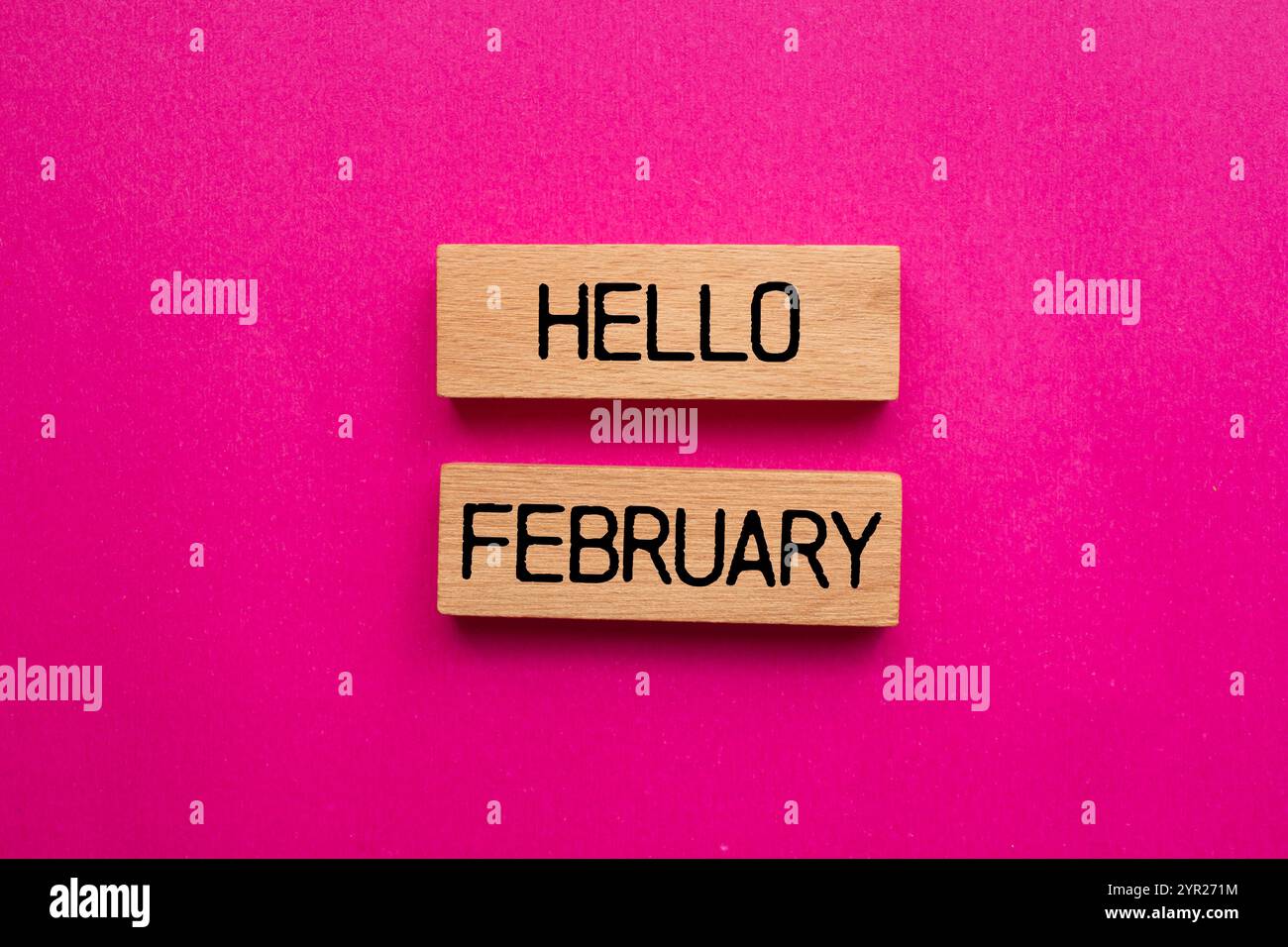 Bonjour février message écrit sur des blocs de bois avec fond rose. Symbole conceptuel bonjour février. Copier l'espace. Banque D'Images